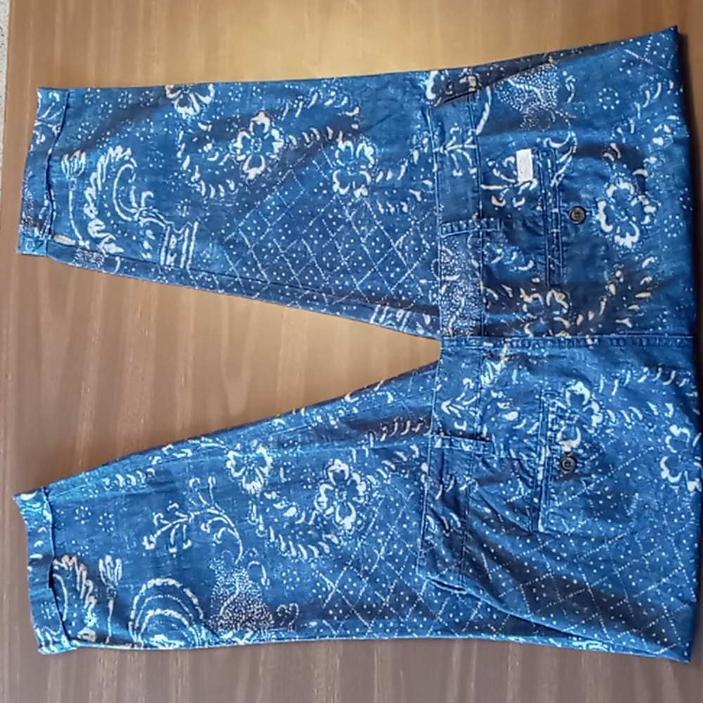 LRL Blue w White Flower Pattern Cropped Pants Size 10 - Picture 2 of 5